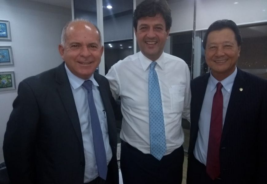 Na foto: Almir de Almeida (Presidente do CIUENP), Luiz Henrique Mandetta (Ministro da Saúde) e Luiz Nishimori (Deputado Federal)